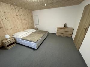 A bed or beds in a room at Apart Domek Lądek Zdrój