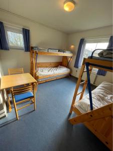 Katil dua tingkat atau katil-katil dua tingkat dalam bilik di Roslev Vandrerhjem-Hostel
