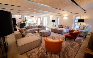 una gran sala de estar con sofás y sillas. en Landhaus Obersteinriegl, en Gaflenz