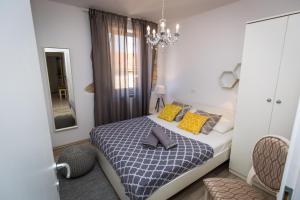 a small bedroom with a bed and a mirror at Stay Inn Arena Center in Pula