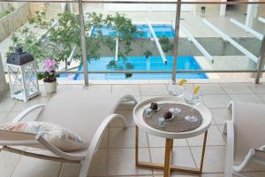 un patio con mesa, sillas y piscina en Arrecife 3 dormitorios, en Peñíscola