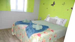Un dormitorio con una cama con un vestido encima. en Quinta do Cruzeiro, en Mata 36 fotos más