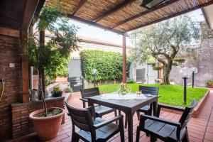 d'une terrasse avec une table et des chaises. dans l'établissement Casa dell'Ulivo, à Aci Bonaccorsi