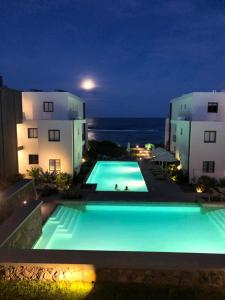 สระว่ายน้ำที่อยู่ใกล้ ๆ หรือใน East Coast Beachfront Luxury - Eastern Blue Apartments