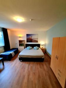 Hotel Restaurant 't Trefpunt في ميد: غرفة نوم كبيرة بها سرير ونافذة كبيرة