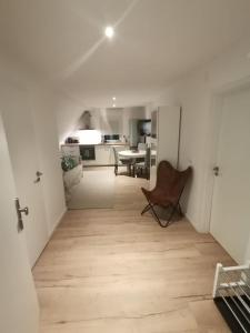 a room with a hallway with a table and a chair at Precioso apartamento, fantásticas vistas in Augustusburg