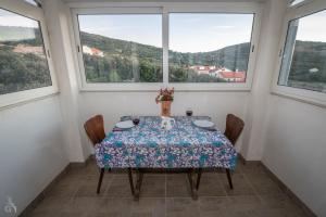 Nespecifikovaný výhled na hory nebo výhled na hory při pohledu z apartmánu
