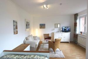 ein Wohnzimmer mit Sofa und Tisch in der Unterkunft Moin Moin in Hörnum