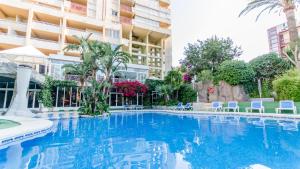 una piscina frente a un edificio en Apartamentos El Faro By Mc en Benidorm