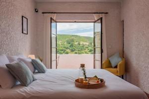 um quarto com uma grande cama branca e uma janela em Vivenda Santiago em Sesimbra