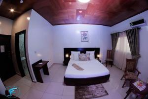1 dormitorio con 1 cama en una habitación en Hôtel Freesia, en Yaoundé