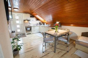 リプトフスキー・ミクラーシュにあるHoliday Home Lindaのキッチン(花のテーブル付)