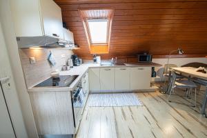 cocina con paredes de madera y suelo de madera en Holiday Home Linda en Liptovský Mikuláš