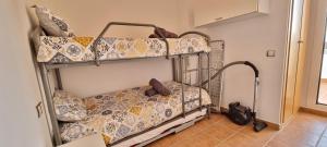 ein Schlafzimmer mit zwei Etagenbetten in einem Zimmer in der Unterkunft Homes of Spain, Atico Lomas del Mar V con vistas al mar y solárium grande, WIFI in Playas de Vera + 58 Fotos