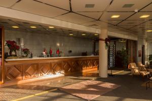 una hall con bar e sedie in un edificio di Ocean Gardens a Funchal