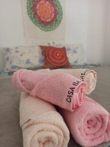 a pile of towels sitting on top of a bed at CASA DA MATA descanso e sossego na natureza in Ibicoara