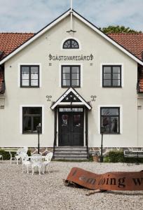 un edificio con un cartel en la parte delantera en Hammenhögs gästgivaregård, en Hammenhög
