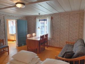 Lövånger Kyrkstad客房内的一张或多张床位