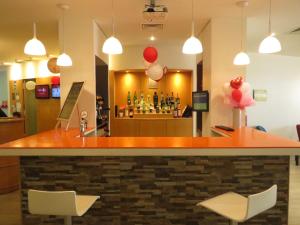 Lounge nebo bar v ubytování Hotel ibis Faro Algarve