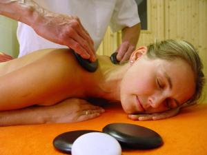 una mujer recibiendo un masaje de un terapeuta en Kneippblick en Bad Wörishofen