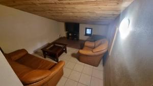 ein Wohnzimmer mit Sofas und einem Tisch in der Unterkunft Pokoje gościnne Winnica Celtica in Sobótka