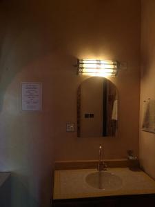 y baño con lavabo y espejo. en Dar Diafa Kaltom en Ouzoud