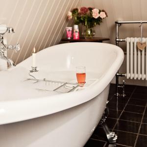 a bath tub with a candle in a bathroom at Landrop Bed & Breakfast in Hoogeloon