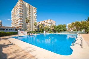 a large swimming pool in front of a building at Estudio Delicia 2 in Benalmádena