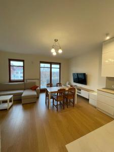 Televízia a/alebo spoločenská miestnosť v ubytovaní Summer - Neptun Park by OneApartments