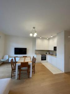 Kuchyňa alebo kuchynka v ubytovaní Summer - Neptun Park by OneApartments