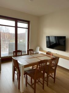 Telewizja i/lub zestaw kina domowego w obiekcie Summer - Neptun Park by OneApartments