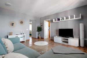 TV a/nebo společenská místnost v ubytování Apartamentos La Estrella iii