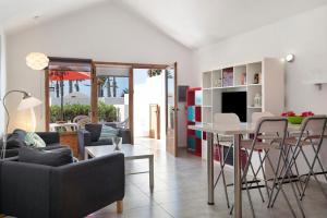 un salon avec un canapé et une table dans l'établissement Playa Flamingo 34, à Playa Blanca