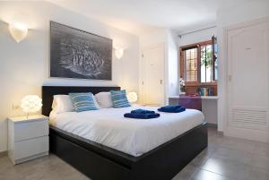 une chambre avec un grand lit avec des oreillers bleus dessus dans l'établissement Playa Flamingo 34, à Playa Blanca
