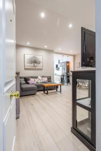 salon z kanapą i stołem w obiekcie Minimalismo de Vanguardia con altas calidades 1 BR w Sewilli