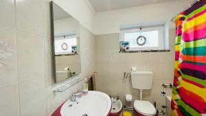 アルブフェイラにあるVital by Check-in Portugalのバスルーム(洗面台、トイレ、鏡付)