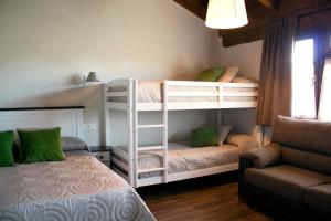 Tempat tidur susun dalam kamar di Hotel y Apartamentos El Camín