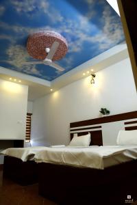 Ein Bett oder Betten in einem Zimmer der Unterkunft MIST RESIDENCY