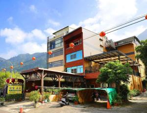 um prédio com uma placa na frente em Xitou Tianpin Homestay em Lugu