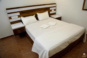Ein Bett oder Betten in einem Zimmer der Unterkunft MIST RESIDENCY
