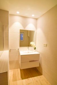 マラガにあるLetmalaga Cervantesのバスルーム(白い洗面台、鏡付)
