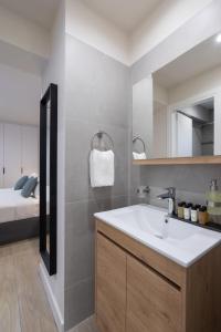 A bed or beds in a room at Hestia - Alexandras 38 Még 37 kép