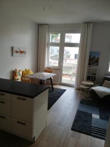 uma sala de estar com um sofá e uma mesa em Turmstrasse19 em Wismar