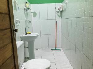 ein Bad mit einem WC und einem Waschbecken in der Unterkunft Rosana House Bem estar em Barreirinhas Ideal para 5 pessoas in Barreirinhas