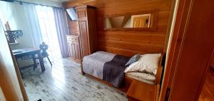 Łóżko lub łóżka w pokoju w obiekcie Gazdówka Zbójnicka