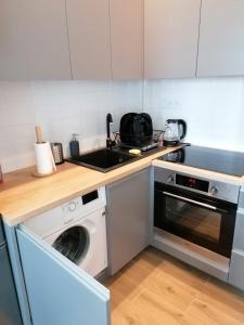 een keuken met een vaatwasser en een wasmachine bij Apartament Zet in Nałęczów