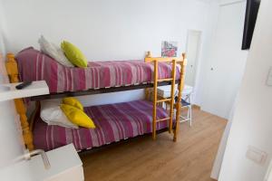 מיטה או מיטות קומותיים בחדר ב-La Pedriza One