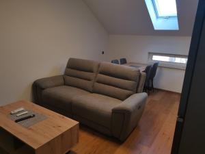 Ein Sitzbereich in der Unterkunft Nibela Apartments