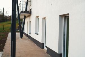 un edificio blanco con ventanas laterales en bp24 Hotel Eschweiler, en Eschweiler