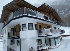 a house in the snow with a balcony at Apart Sunnhäusl in Sölden